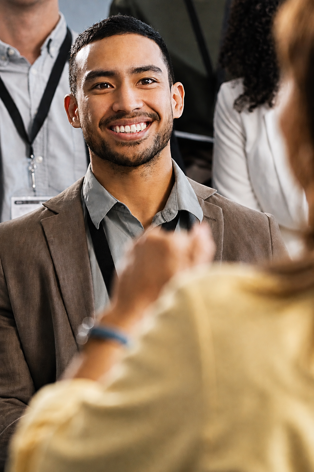 Profissional sorrindo em evento corporativo